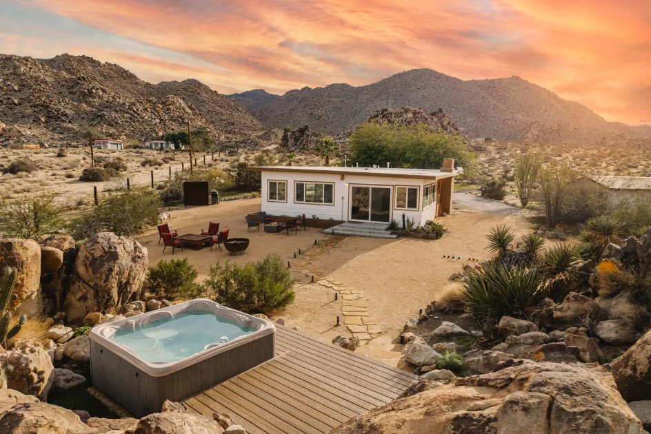 A Cohost desert home with a hot tub and mountain views